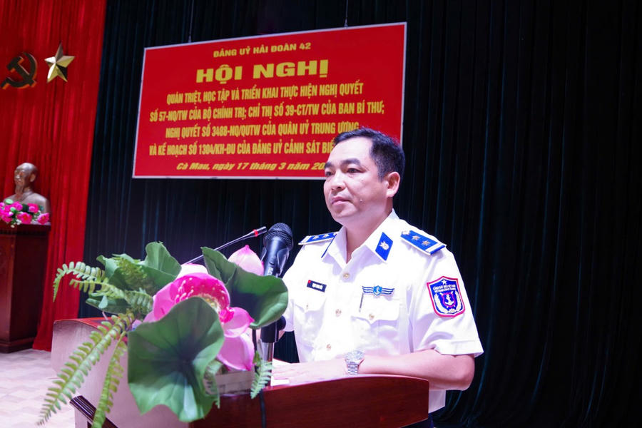Trung tá Trịnh Minh Hiển - Bí thư Đảng ủy, Chính ủy Hải đoàn 42 phát biểu tại hội nghị