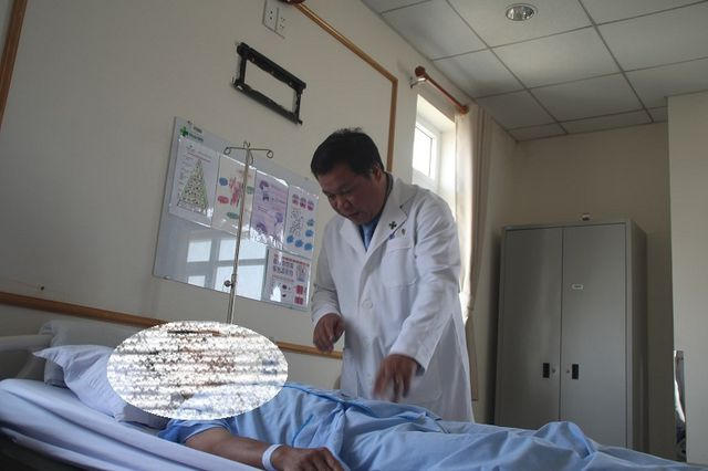 Bệnh nhân được các bác sĩ chăm sóc sau ca phẫu thuật