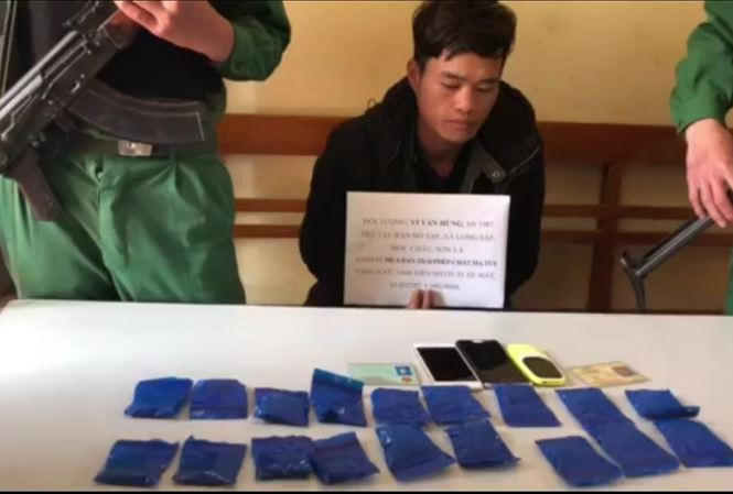 Đối tượng Vì Văn Hùng cùng tang vật tại cơ quan chức năng.