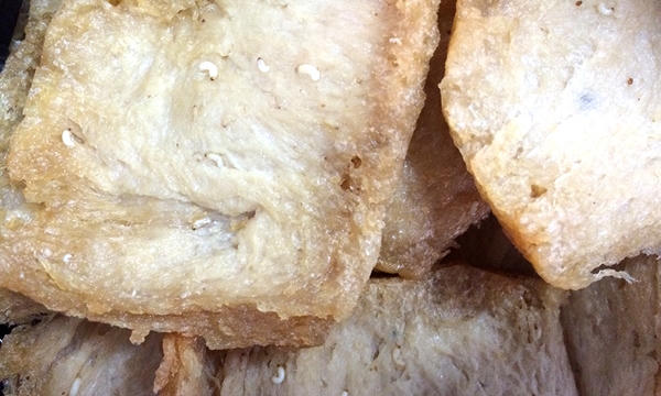 Thực phẩm sườn non chay có giòi lúc nhúc bên trong mới được cơ quan chức năng phát hiện, thu giữ.