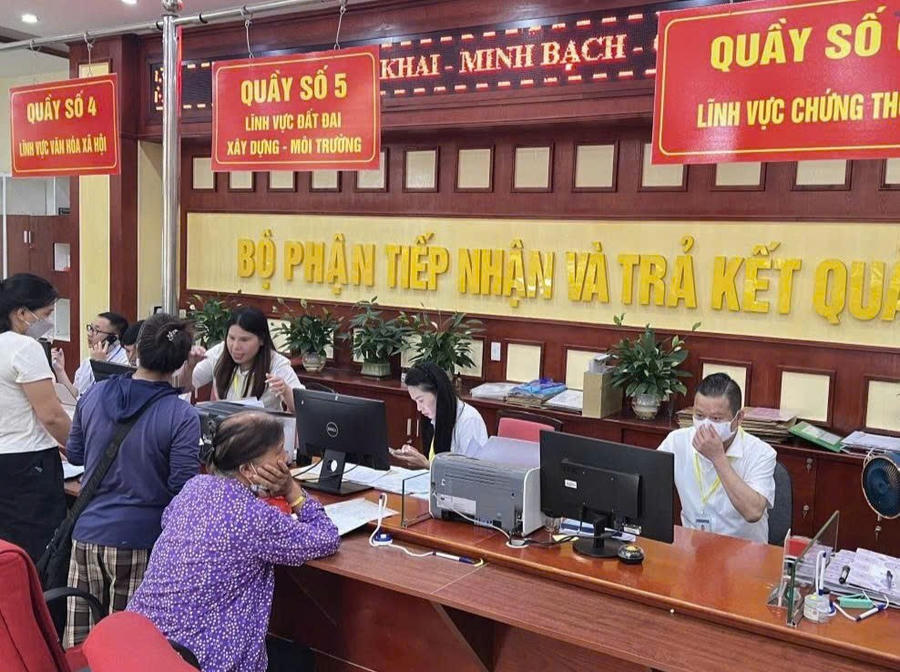 Công dân đến Trung tâm hành chính phường để làm việc.