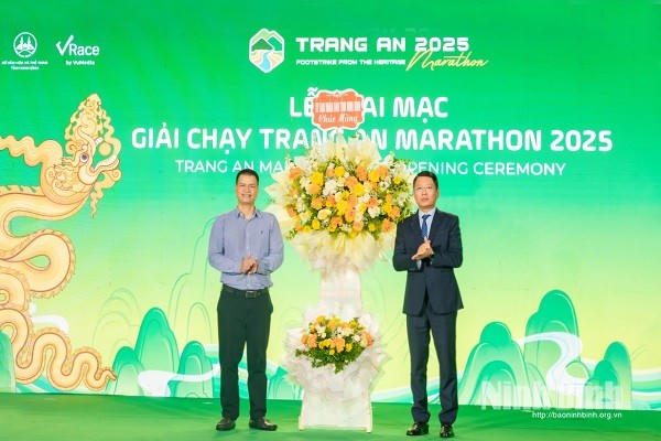 Ông Trần Song Tùng, Ủy viên Ban Thường vụ Tỉnh ủy, Phó Chủ tịch Thường trực UBND tỉnh Ninh Bình tặng hoa chúc mừng.