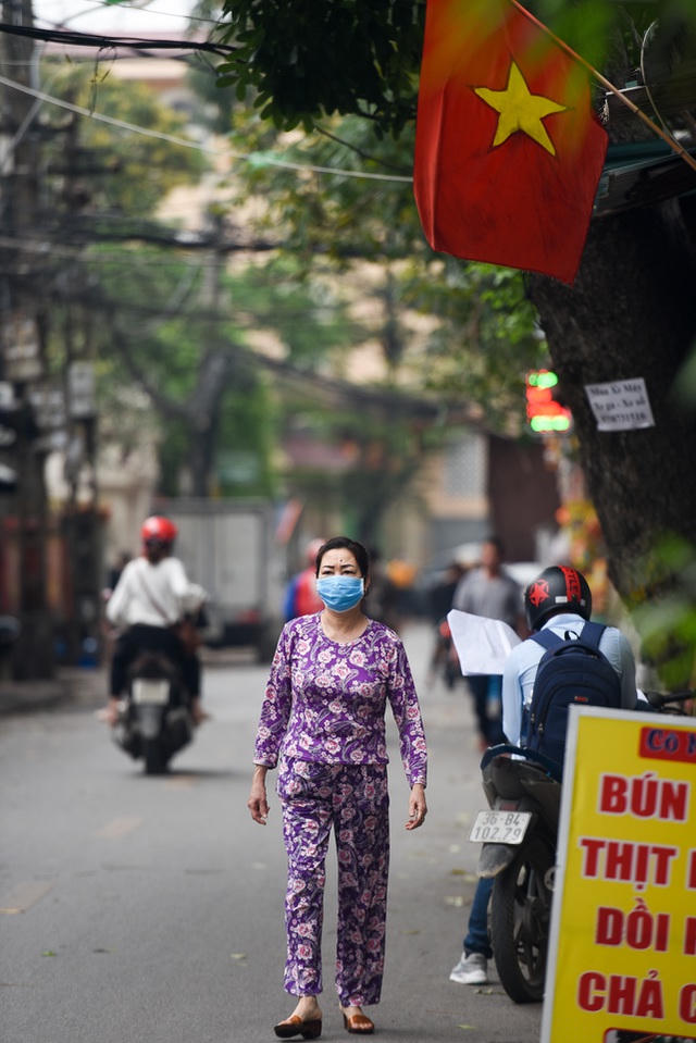 Người dân xung quanh rất cẩn thận trang bị khẩu trang khi ra đường.