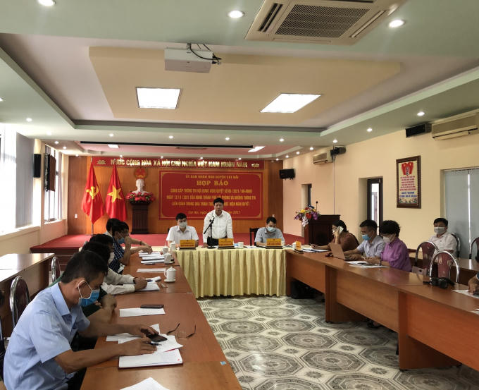 Lãnh đạo UBND huyện Cát Hải phát biểu tại cuộc họp báo.
