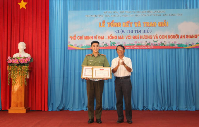 Thượng úy Nguyễn Trọng Phúc nhận Bằng khen của Chủ tịch UBND tỉnh với thành tích đạt Giải Nhất cuộc thi tìm hiểu “Hồ Chí Minh vĩ đại – Sống mãi với quê hương va con người An Giang” năm 2020