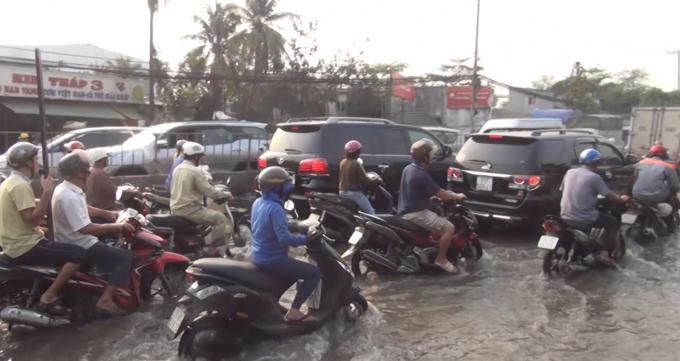 Triều cường dâng cao gây ngập úng đúng vào giờ đi làm