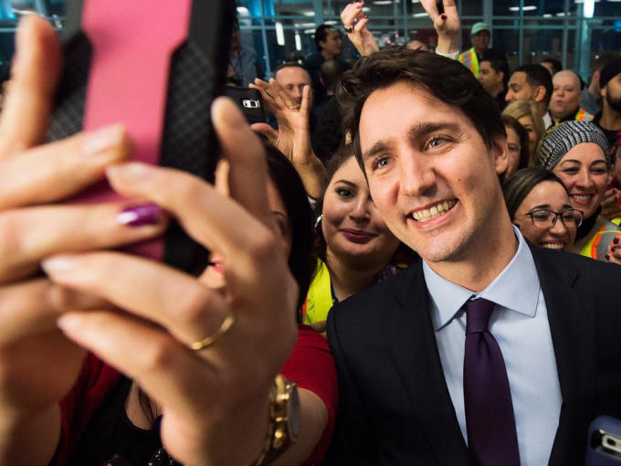 Thủ tướng Canada Justin Trudeau là nhà lãnh đạo rất gần gũi với công chúng. (Ảnh: National Post)