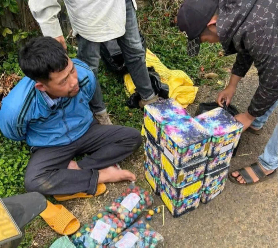 Đối tượng Hoàng Văn Lâm bị bắt giữ quả tang khi đang vận chuyển 22kg pháo hoa nổ và pháo bi. Ảnh: Thái Long