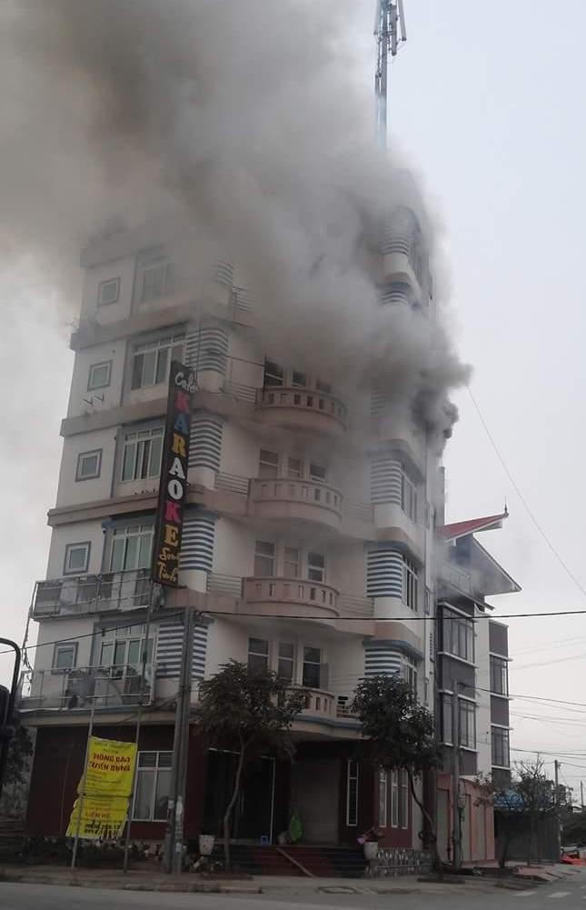 Hiện trường ngôi nhà 7 tầng bị cháy nghi ngút.