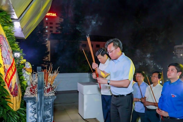 Lãnh đạo tỉnh Hưng Yên dâng hoa và thắp nến tri ân các anh hùng liệt sĩ tại Đài tưởng niệm các anh hùng liệt sĩ tỉnh (phường Phố Hiến).