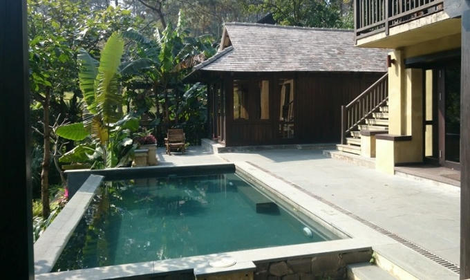 Bể bơi ngay trong kuoon viên biệt thự. Khu Resort này được chủ đầu tư quảng cáo là hạng 4 sao.
