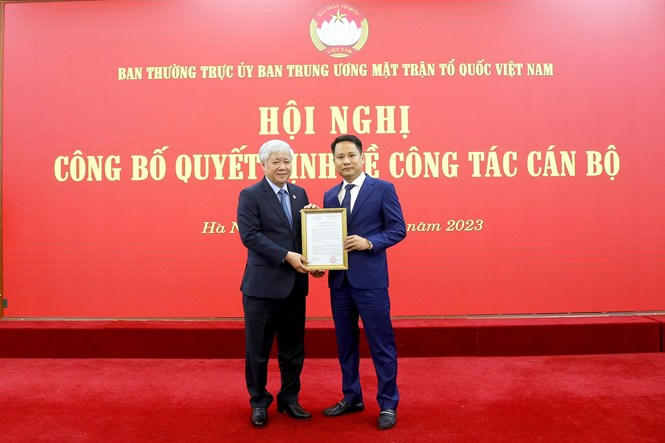 Bí thư Trung ương Đảng, Chủ tịch Ủy ban Trung ương MTTQ Việt Nam Đỗ Văn Chiến trao Quyết định bổ nhiệm cho nhà báo Trương Thành Trung - tân Tổng Biên tập Tạp chí Mặt trận.
