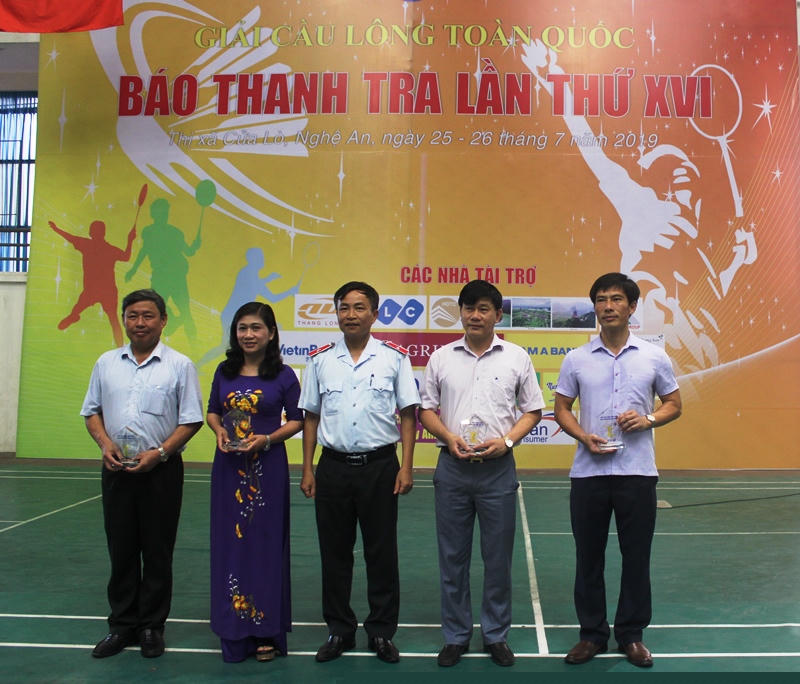 Trưởng Ban Tổ chức Trần Đăng Vinh trao Kỷ niệm chương cho các nhà tài trợ và đơn vị đăng cai tổ chức giải.