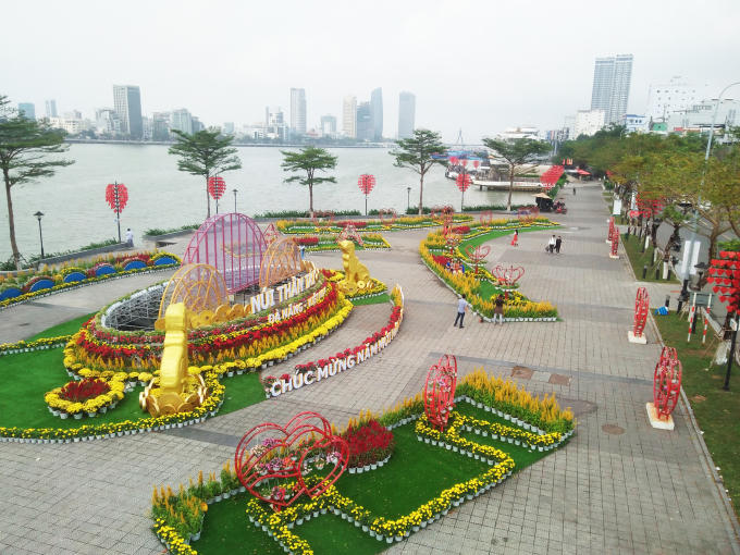 Vườn hoa xuân lộng lẫy, tuyệt đẹp dưới chân cầu Rồng đến cầu Tình Yêu.