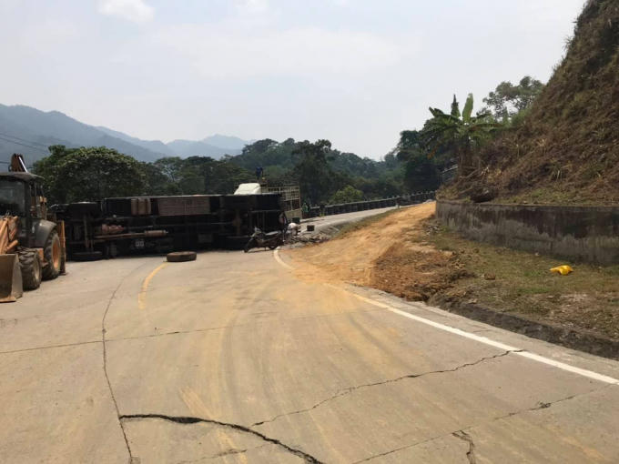 Chiếc xe lật nghiêng giữa đường, gây ách tắc giao thông.