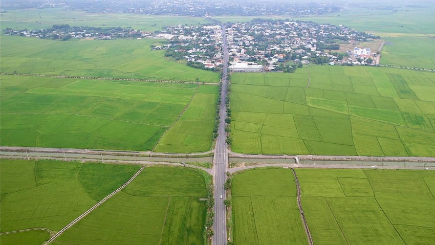 Một góc làng quê trù phú ở Long Đất.