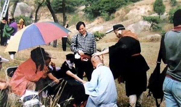 Tranh thủ sư phụ không để ý, Bát Giới xoa đầu "trả thù "vụ sờ bụng của Đường Tăng. Ảnh: internet.