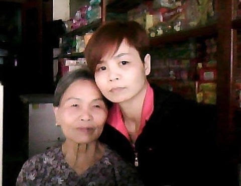 Cựu vận động viên Lê Thị Huệ - từng là niềm hi vọng vàng của thể thao Việt Nam bên người mẹ đáng kính của chị.
