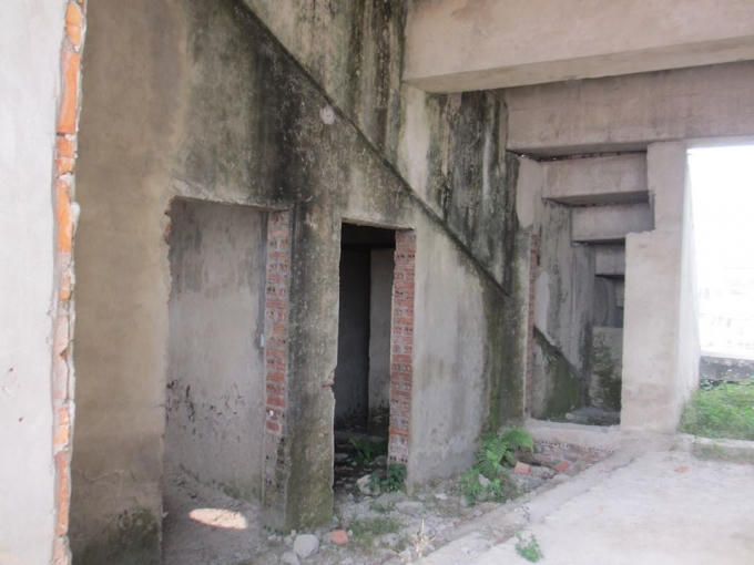 Hoang tàn, và xuống cấp.