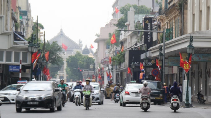 Phố Tràng Tiền nhà nhà treo cờ.