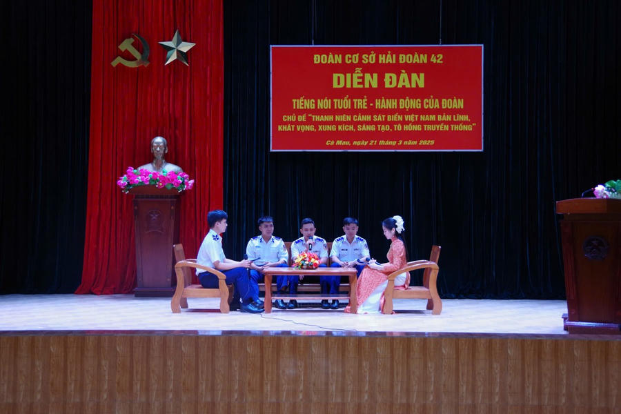 Cán bộ, chiến sĩ Hải đoàn 42 trao đổi tại diễn đàn.