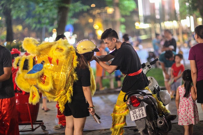 Các nhóm múa lân những ngày này khá bận rộn. Đa phần đều có tuổi đời còn rất trẻ.