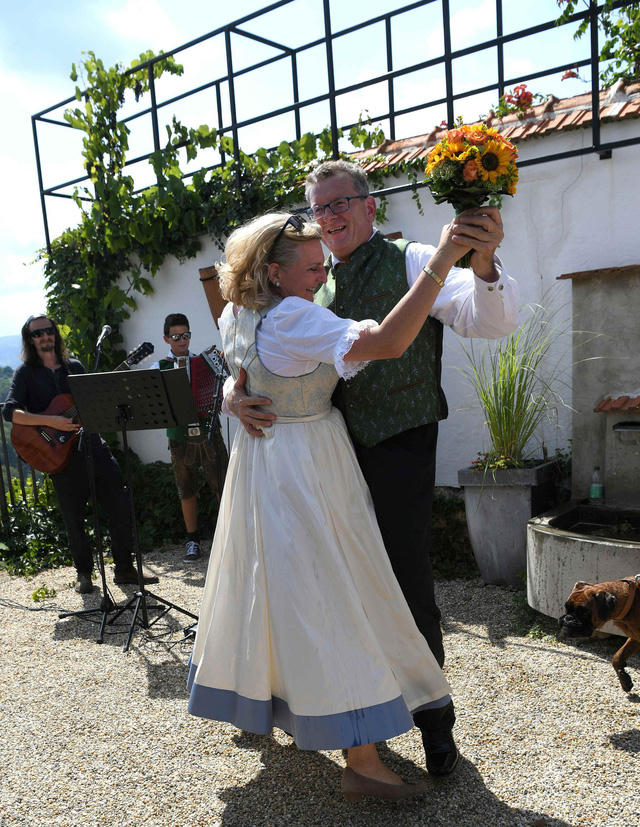 Đám cưới của Ngoại trưởng Áo được tổ chức theo phong cách truyền thống. Ông Putin đã dành 1 giờ 20 phút tại đám cưới trước khi tới sân bay Graz để chuẩn bị cho cuộc gặp với Thủ tướng Đức Angela Merkel. Trong ảnh: Cô dâu chú rể khiêu vũ tại đám cưới (Ảnh: Reuters)