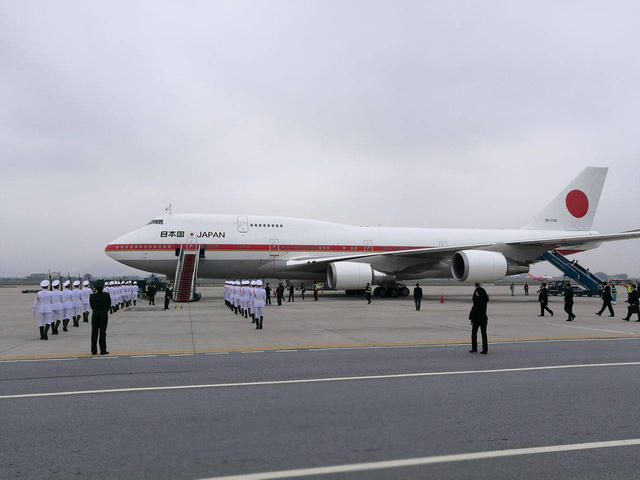 Chuyên cơ chở Thủ tướng Nhật Bản Shinzo Abe hạ cánh xuống Sân bay Quốc tế Nội Bài lúc 13h15 hôm nay, 16/1.