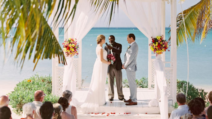 Khách sạn Hotel Riu tại Vịnh Montego của Jamaica sẽ là nơi thích hợp nếu bạn muốn một lễ cưới đơn giản và tiết kiệm. Tại đây,các gói cho lễ cưới chỉ từ 1.700 USD và bao gồm các nghi lễ tại bãi biển cho 20 khách, thuê chủ hôn, lễ tân và ngay cả bánh cưới (Ảnh: CNN).