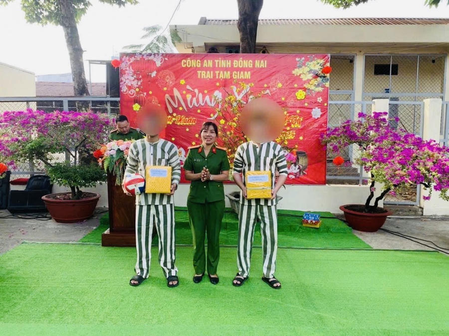 Tặng quà cho các phạm nhân.
