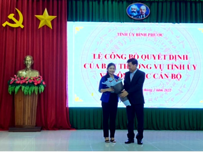 Bí thư Tỉnh ủy Nguyễn Mạnh Cường tặng hoa chúc mừng bà Tôn Ngọc Hạnh trong chức vụ mới (Phó Chủ tịch Hội Liên hiệp Phụ nữ Việt Nam khóa XIII).