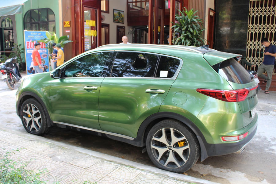 Phương tiện ô tô của anh Phạm Văn Giang bị đối tượng Nguyễn Tấn Khanh đập vỡ để trộm tài sản bên trong xe.