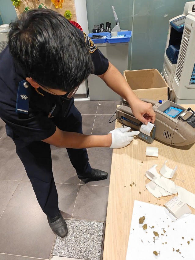 Lực lượng chức năng tiến hành kiểm tra.