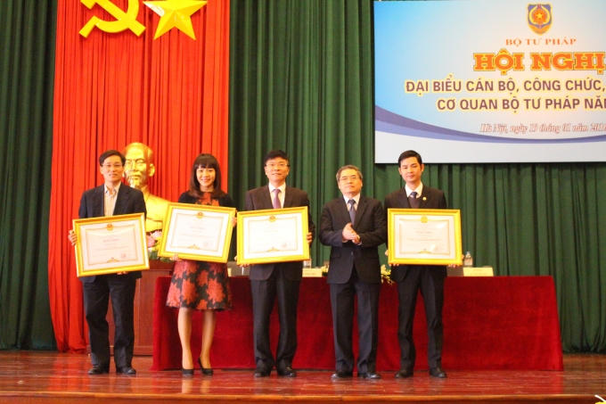 Đại diện 2 tập thể và 2 cá nhân nhận Bằng khen của Thủ tướng.