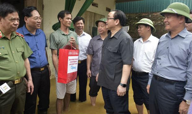 Bí thư Thành ủy Hà Nội Hoàng Trung Hải thăm hỏi người dân ở xã Nam Phương Tiến. (Ảnh: Cổng TTĐT TP)