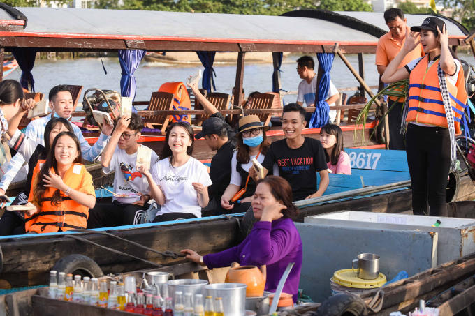 Huyền My, Ngọc H&acirc;n xinh đẹp nổi bật ở khu chợ nổi độc đ&aacute;o ở miền T&acirc;y