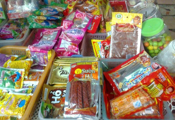 Rất nhiều loại thực phẩm sấy khô không rõ nguồn gốc được bán cho học sinh tại các gánh hàng rong.