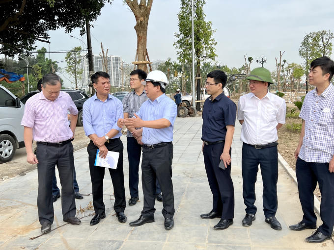 Phó Chủ tịch UBND TP Nguyễn Đức Thọ cùng lãnh đạo sở, ngành, đơn vị  kiểm tra một số hạng mục phụ trợ công trình cầu Rào 1.