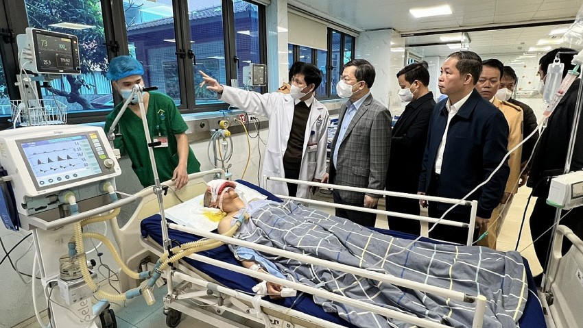 Lãnh đạo tỉnh Tuyên Quang thăm hỏi các nạn nhân bị tai nạn.