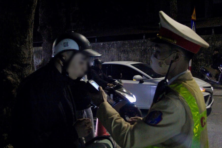 Người tham gia giao thông chấp hành việc kiểm soát của lực lượng chức năng.