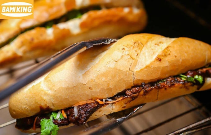 B&aacute;nh m&igrave; B&ograve; Nướng - Cơn sốt mới của ẩm thực H&agrave; Nội