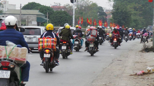 Vào lúc 16h10 trên quốc lộ 1A, đoạn qua huyện Thường Tín, Hà Nội, dòng xe máy kìn kìn đổ về nội thành. (Ảnh: Dân Trí)
