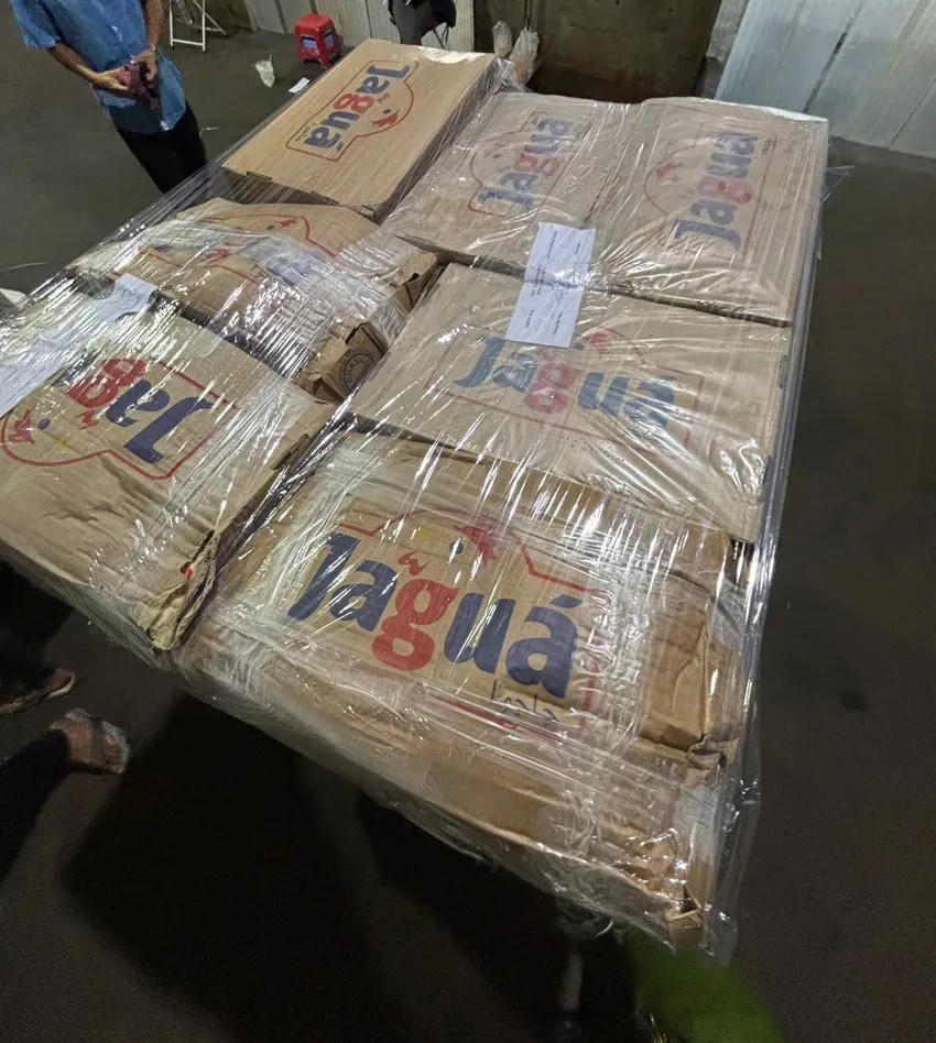 Lực lượng chức năng niêm phong toàn bộ số hàng để phục vụ điều tra.