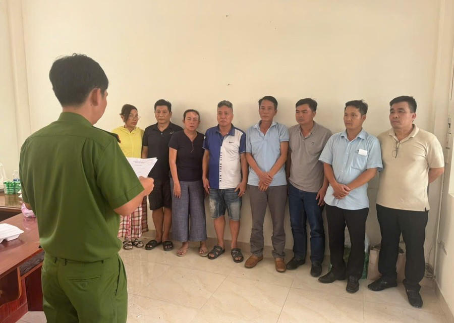 Ra quyết định tạm giữ 8 đối tượng để phục vụ điều tra - Ảnh Công an TP Đà Nẵng.