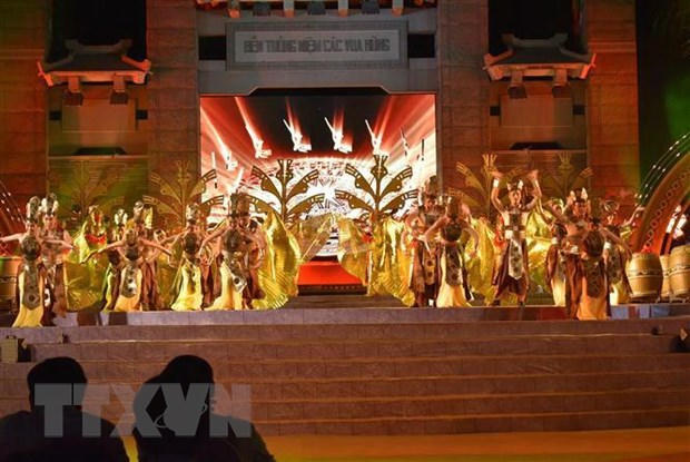 Tiết mục biểu diễn văn nghệ tại chương trình nghệ thuật kỷ niệm 10 năm thành lập khu Tưởng niệm. (Ảnh: Gia Thuận/ TTXVN)
