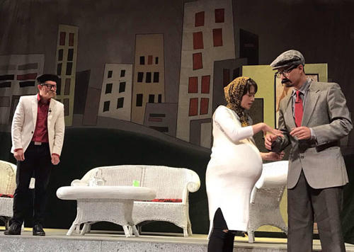 NSND Trung Hiếu (phải) trong tiết mục kết "Mày là bố tao". Tiểu phẩm khắc họa tình huống trớ trêu của một người đàn ông góa vợ. Khi cô con gái mang bạn trai về giới thiệu, ông bố nhận ra con rể tương lai là bạn học cấp ba của mình. Họ hồi tưởng kỷ niệm cũ, trong đó có chuyện cả hai cùng yêu người mẹ đã khuất của cô gái. Rắc rối lớn nhất là con rể - bố vợ gọi nhau là "mày - tao" và không ai chịu nhún nhường trong chuyện xưng hô. Cuối cùng, anh bạn trai già chấp nhận gọi bạn học là "bố" vì không muốn mất đi tình yêu một lần nữa.