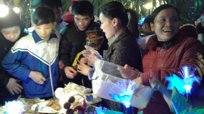 Các mặt hàng trong hội chợ được đông đảo mọi người quan tâm.