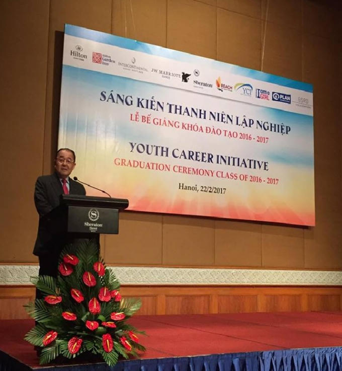 Ông Masahiro Taguchi - Tổng Giám đốc của khách sạn Sheraton Hanoi phát biểu khai mạc lễ bế giảng YCI 2016 - 2017. Chia sẻ câu chuyện lập nghiệp của mình, ông Taguchi khuyến khích các bạn trẻ hãy theo đuổi ước mơ và cố gắng làm việc chăm chỉ để đạt được nó.