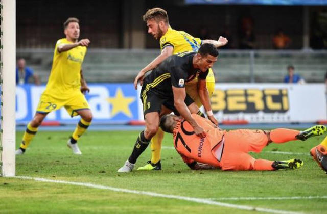 Thủ thành Sorrentino bất tỉnh sau pha va chạm với C.Ronaldo