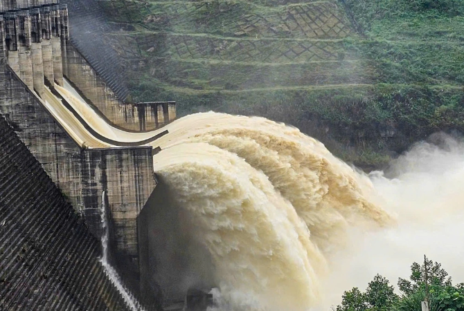 Đập thủy điện Sông Tranh 2 vận hành hạ dần mực nước hồ chứa vào trưa 15/11